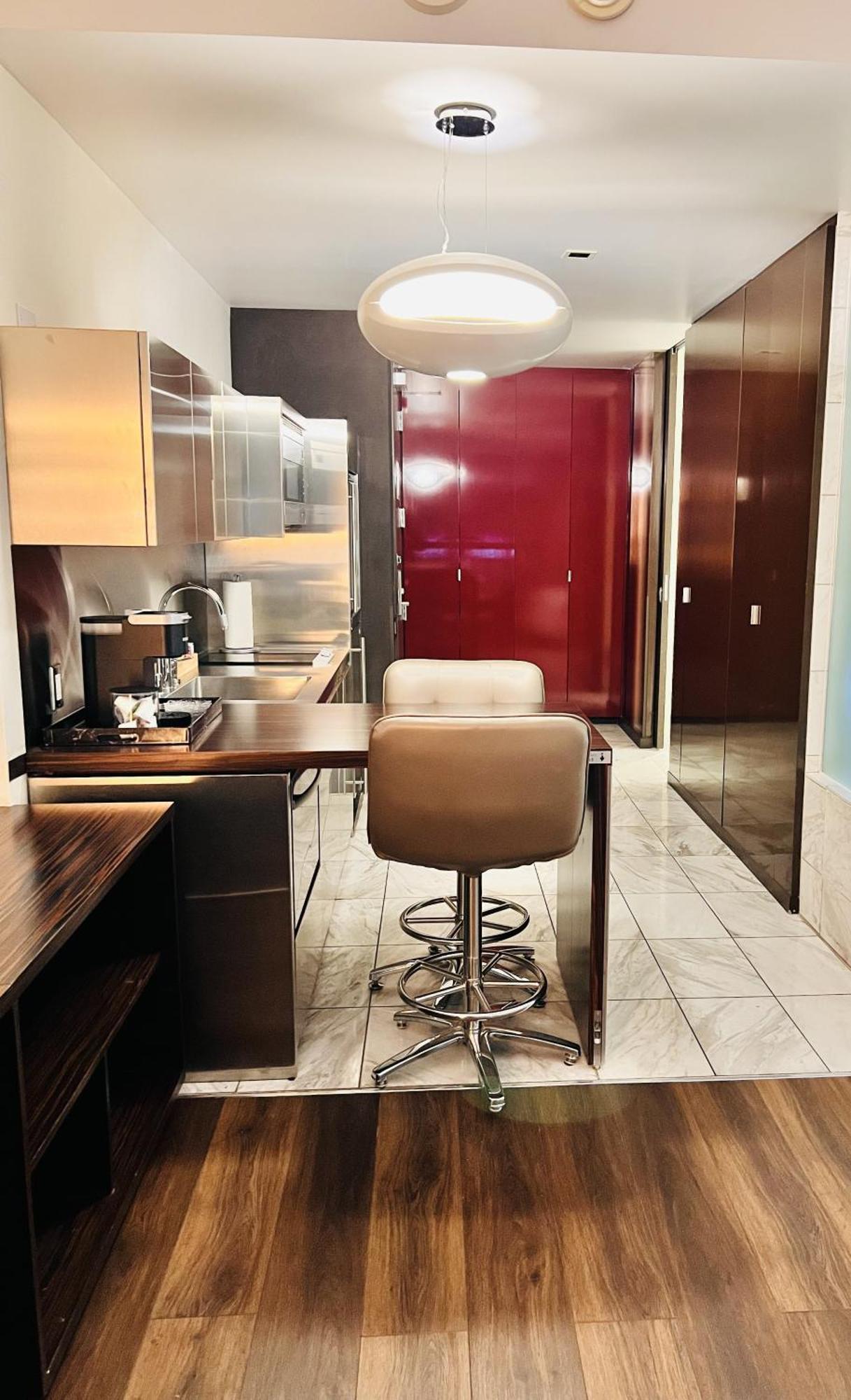 Luxe Condo Balcony Strip View Free Parking *