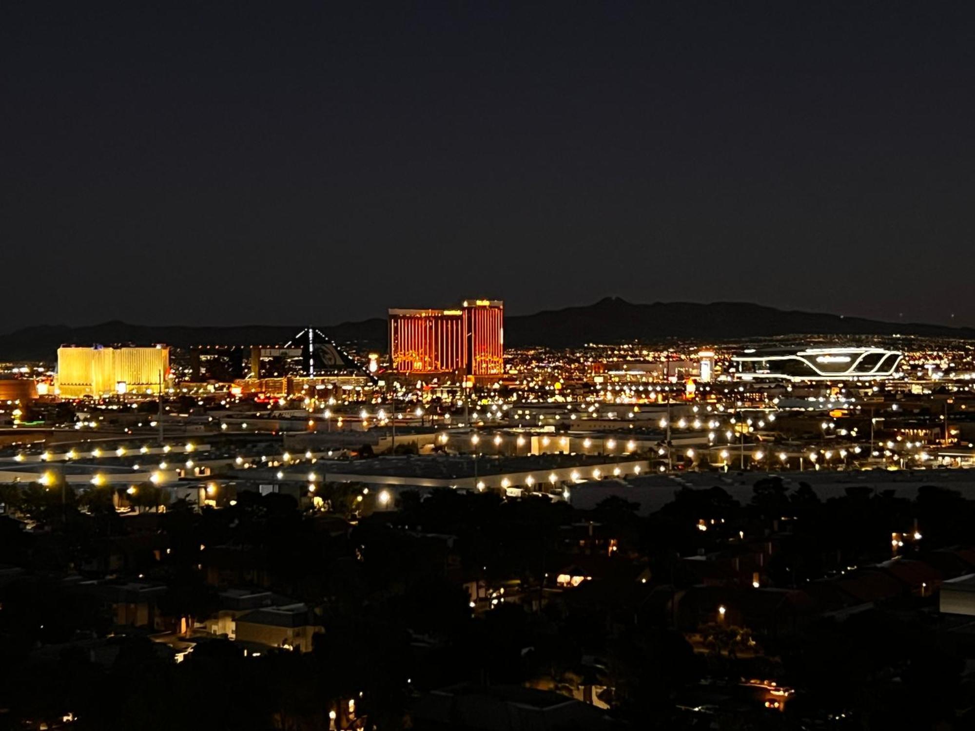 Holiday home Luxe Condo Balcony Strip View Free Parking *