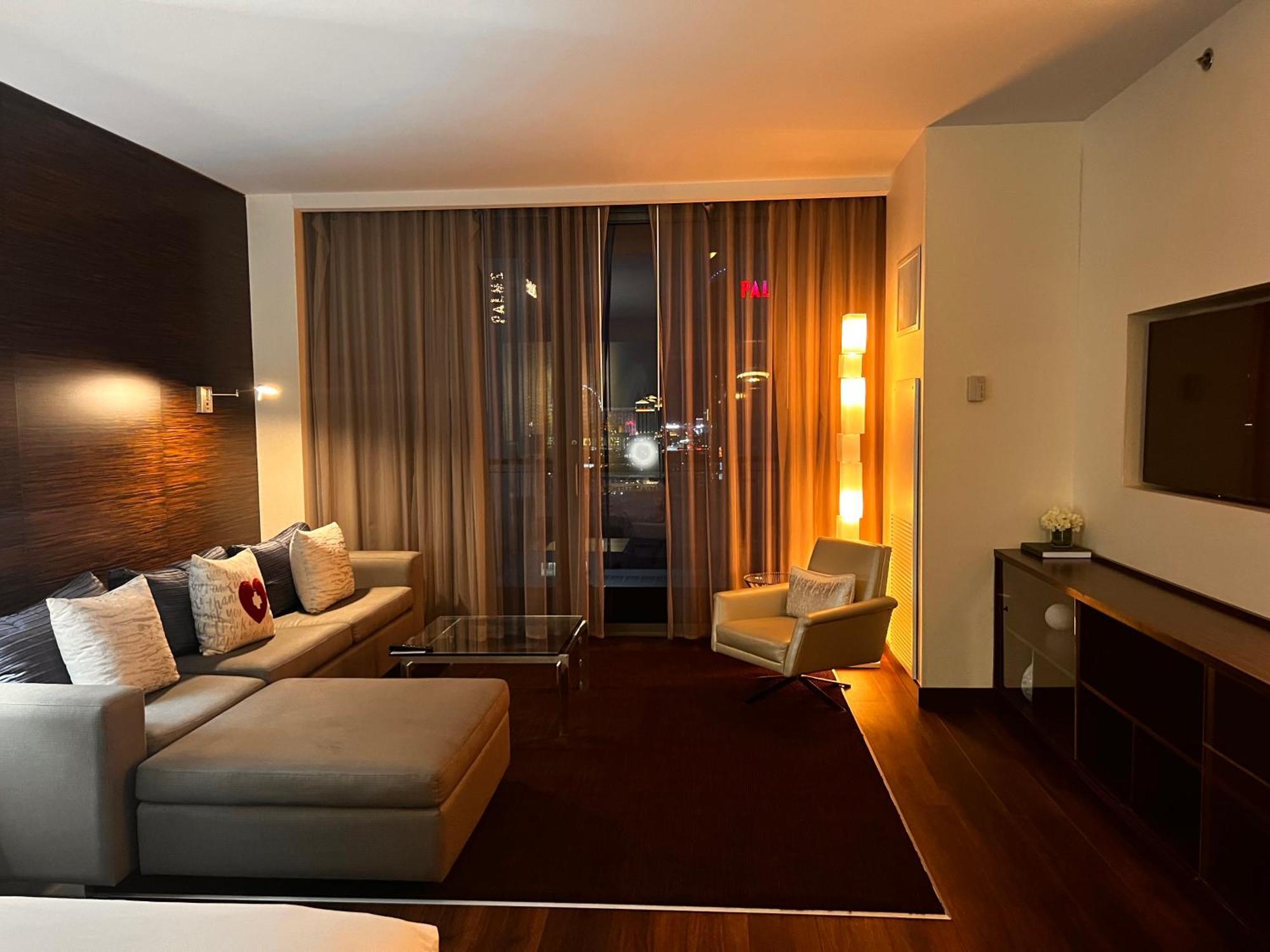 Holiday home Luxe Condo Balcony Strip View Free Parking *