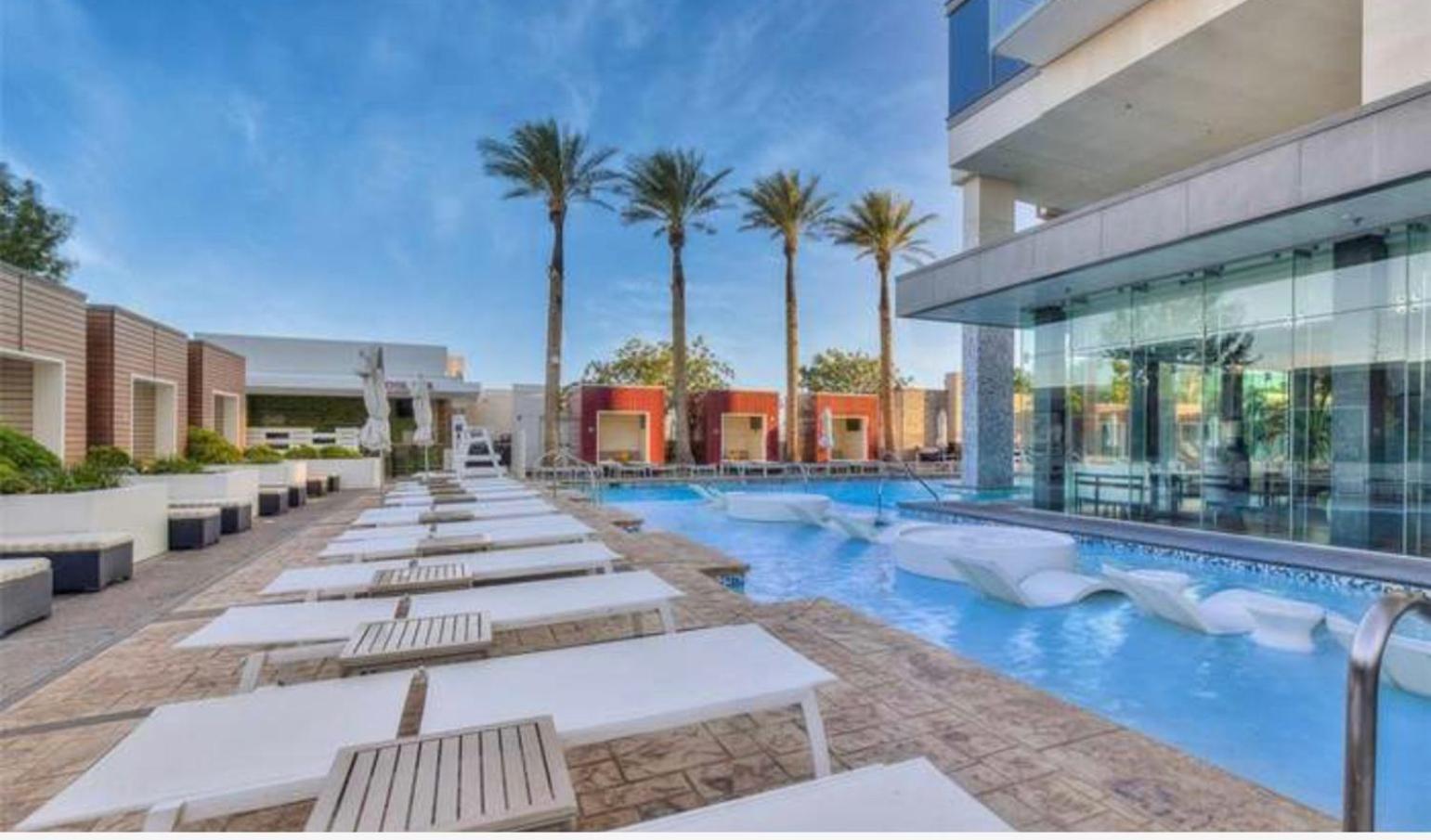 Holiday home Luxe Condo Balcony Strip View Free Parking *