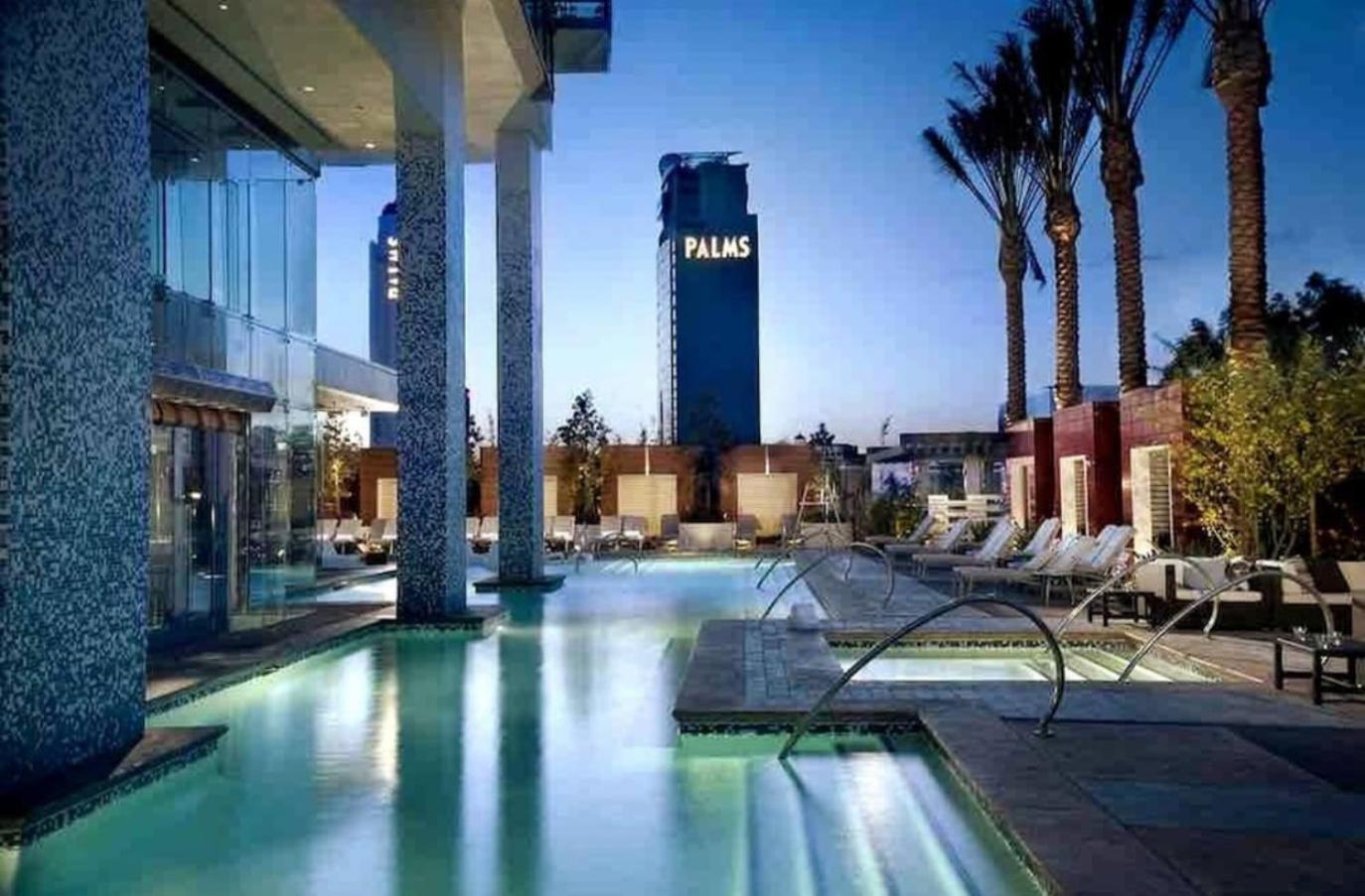 Luxe Condo Balcony Strip View Free Parking Holiday home
